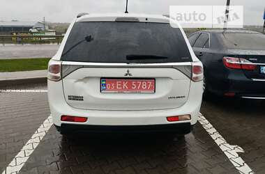 Внедорожник / Кроссовер Mitsubishi Outlander 2012 в 