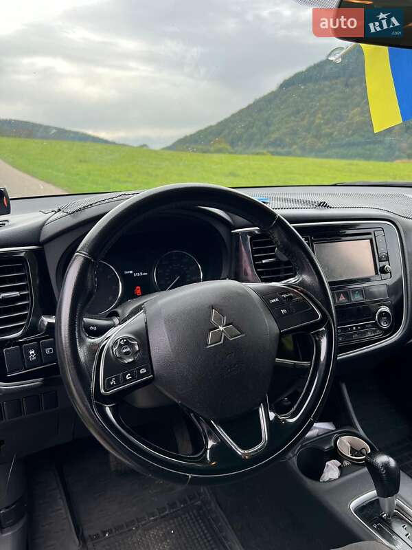 Внедорожник / Кроссовер Mitsubishi Outlander 2016 в Николаеве