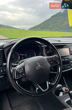 Внедорожник / Кроссовер Mitsubishi Outlander 2016 в 