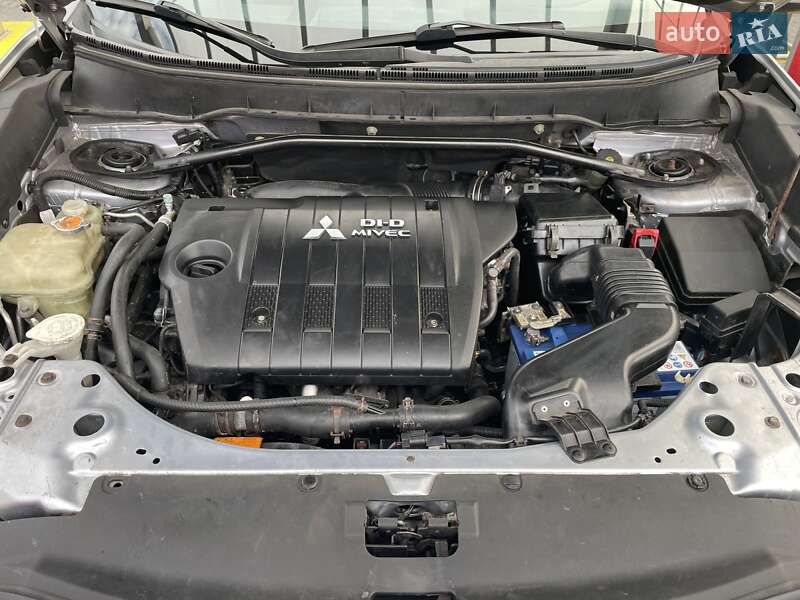 Внедорожник / Кроссовер Mitsubishi Outlander 2011 в Ровно