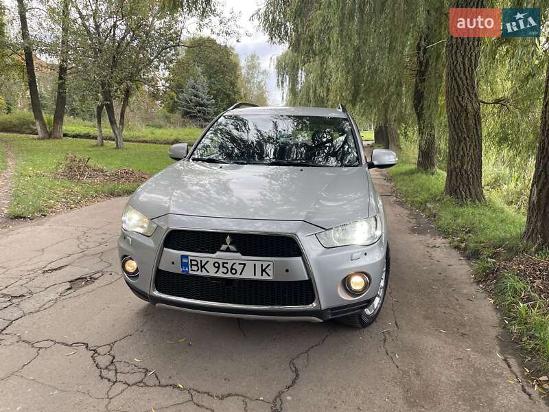 Внедорожник / Кроссовер Mitsubishi Outlander 2011 в Ровно