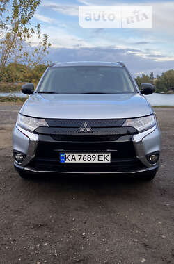 Внедорожник / Кроссовер Mitsubishi Outlander 2016 в Вишневом