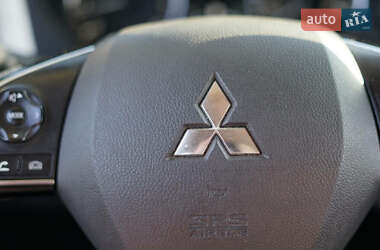 Позашляховик / Кросовер Mitsubishi Outlander 2017 в 