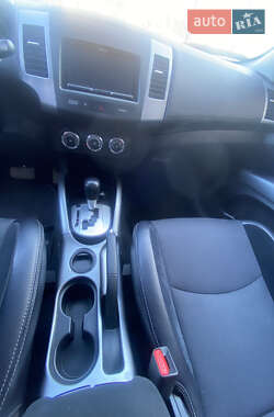 Внедорожник / Кроссовер Mitsubishi Outlander 2010 в 