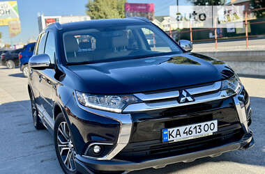 Внедорожник / Кроссовер Mitsubishi Outlander 2016 в Киеве