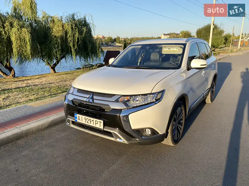 Позашляховик / Кросовер Mitsubishi Outlander 2020 в 