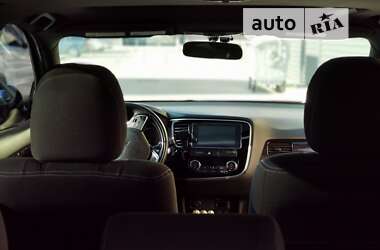 Позашляховик / Кросовер Mitsubishi Outlander 2018 в 