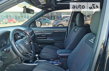 Позашляховик / Кросовер Mitsubishi Outlander 2018 в 