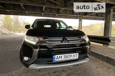 Внедорожник / Кроссовер Mitsubishi Outlander 2015 в Житомире