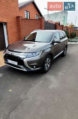 Позашляховик / Кросовер Mitsubishi Outlander 2020 в Києві