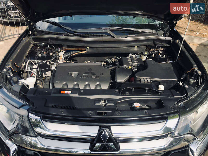 Внедорожник / Кроссовер Mitsubishi Outlander 2017 в Одессе