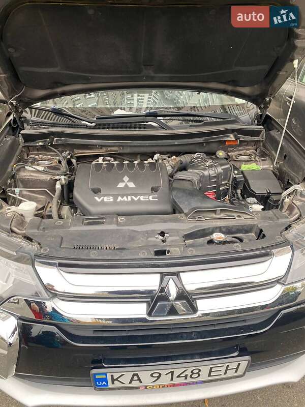 Внедорожник / Кроссовер Mitsubishi Outlander 2015 в Киеве
