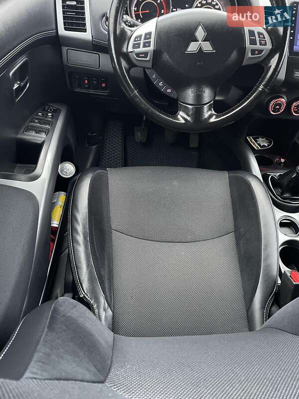 Внедорожник / Кроссовер Mitsubishi Outlander 2011 в Ровно