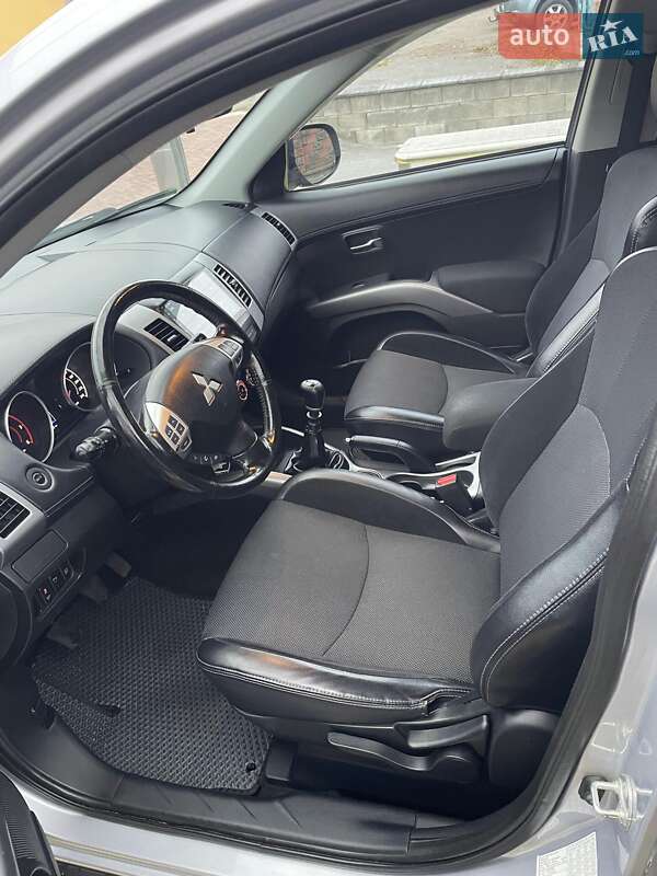 Внедорожник / Кроссовер Mitsubishi Outlander 2011 в Ровно