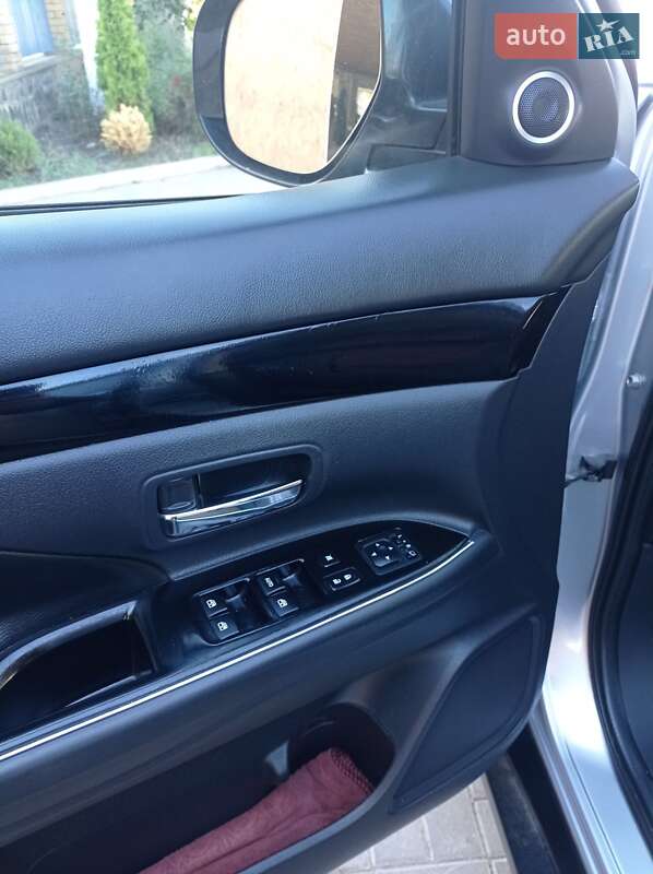 Внедорожник / Кроссовер Mitsubishi Outlander 2015 в Каменке