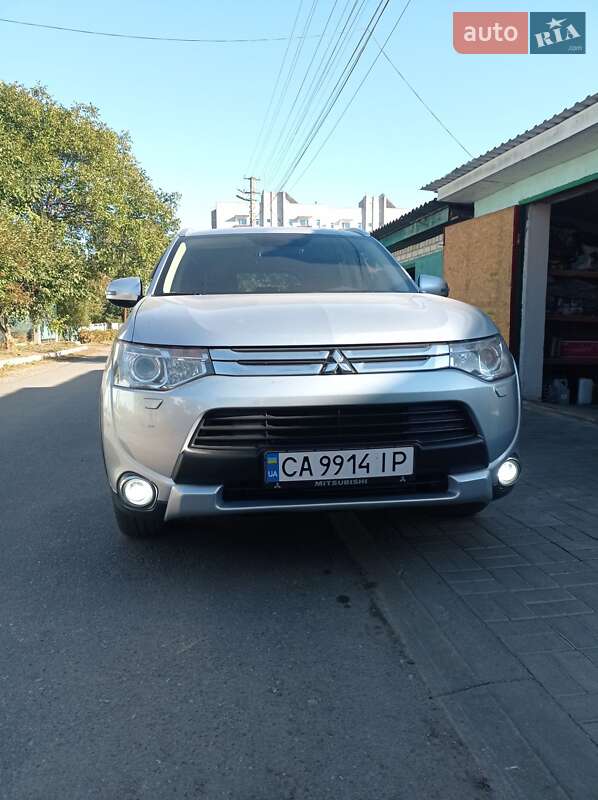 Внедорожник / Кроссовер Mitsubishi Outlander 2015 в Каменке