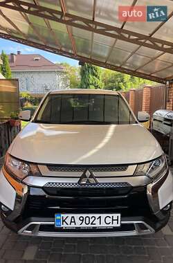 Внедорожник / Кроссовер Mitsubishi Outlander 2021 в Киеве