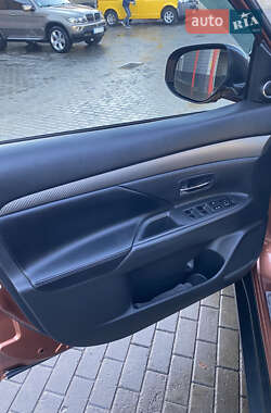 Внедорожник / Кроссовер Mitsubishi Outlander 2012 в 