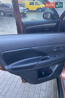 Внедорожник / Кроссовер Mitsubishi Outlander 2012 в 