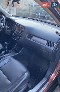 Внедорожник / Кроссовер Mitsubishi Outlander 2012 в 