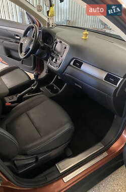 Внедорожник / Кроссовер Mitsubishi Outlander 2012 в 