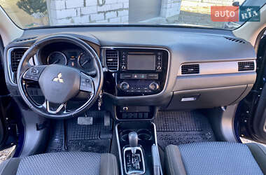 Внедорожник / Кроссовер Mitsubishi Outlander 2017 в 