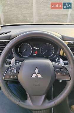 Позашляховик / Кросовер Mitsubishi Outlander 2012 в 