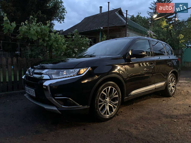 Позашляховик / Кросовер Mitsubishi Outlander 2017 в Новгородці