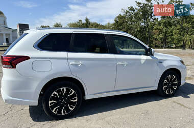 Внедорожник / Кроссовер Mitsubishi Outlander 2018 в 