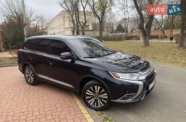 Внедорожник / Кроссовер Mitsubishi Outlander 2019 в Николаеве