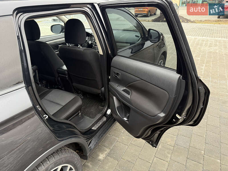 Позашляховик / Кросовер Mitsubishi Outlander 2016 в Хмельницькому