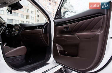 Внедорожник / Кроссовер Mitsubishi Outlander 2017 в 