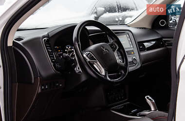Внедорожник / Кроссовер Mitsubishi Outlander 2017 в 