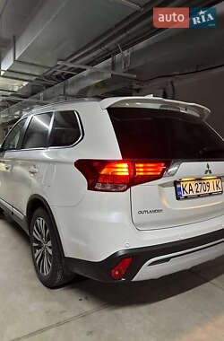 Позашляховик / Кросовер Mitsubishi Outlander 2022 в Києві