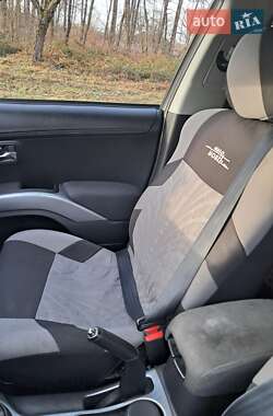 Внедорожник / Кроссовер Mitsubishi Outlander 2010 в 