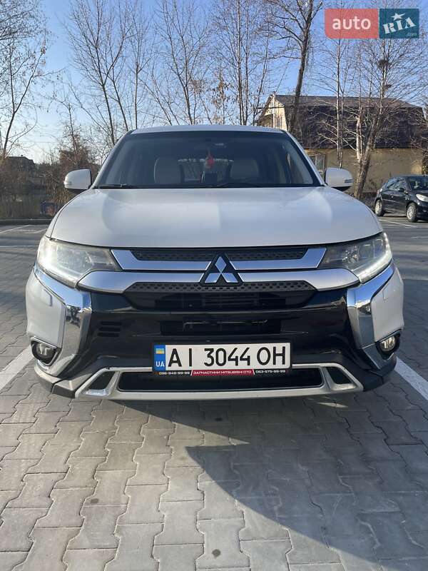 Позашляховик / Кросовер Mitsubishi Outlander 2015 в Ірпені