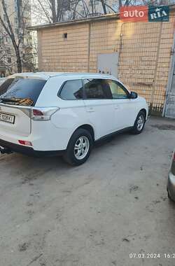 Внедорожник / Кроссовер Mitsubishi Outlander 2013 в 