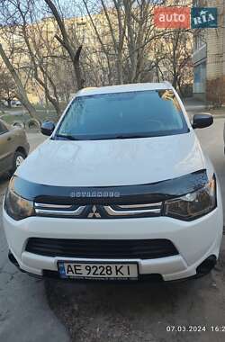 Внедорожник / Кроссовер Mitsubishi Outlander 2013 в 