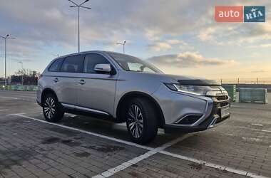 Позашляховик / Кросовер Mitsubishi Outlander 2019 в Києві