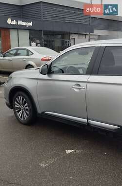 Внедорожник / Кроссовер Mitsubishi Outlander 2019 в 