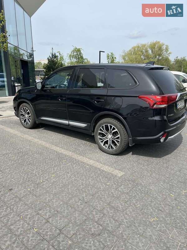 Позашляховик / Кросовер Mitsubishi Outlander 2017 в Львові