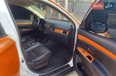 Позашляховик / Кросовер Mitsubishi Outlander 2013 в 