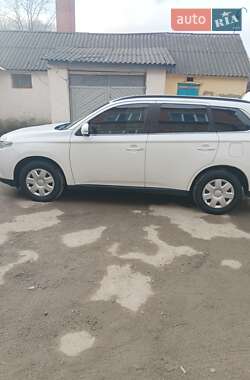 Внедорожник / Кроссовер Mitsubishi Outlander 2013 в 