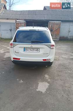 Внедорожник / Кроссовер Mitsubishi Outlander 2013 в 