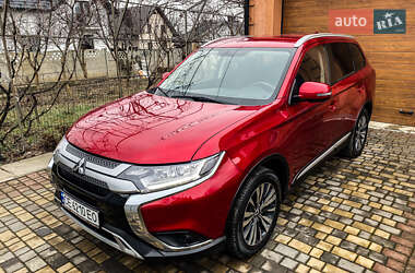 Позашляховик / Кросовер Mitsubishi Outlander 2023 в Чернівцях