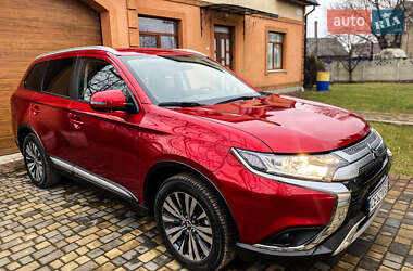 Позашляховик / Кросовер Mitsubishi Outlander 2023 в Чернівцях