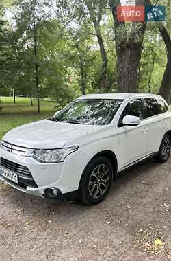 Внедорожник / Кроссовер Mitsubishi Outlander 2015 в 
