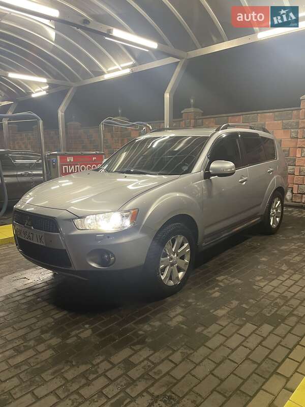 Внедорожник / Кроссовер Mitsubishi Outlander 2011 в Ровно