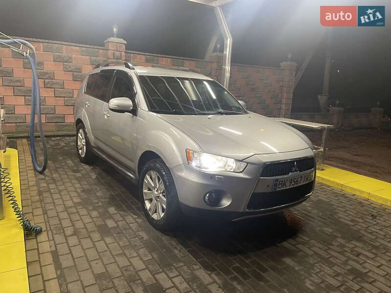Внедорожник / Кроссовер Mitsubishi Outlander 2011 в Ровно