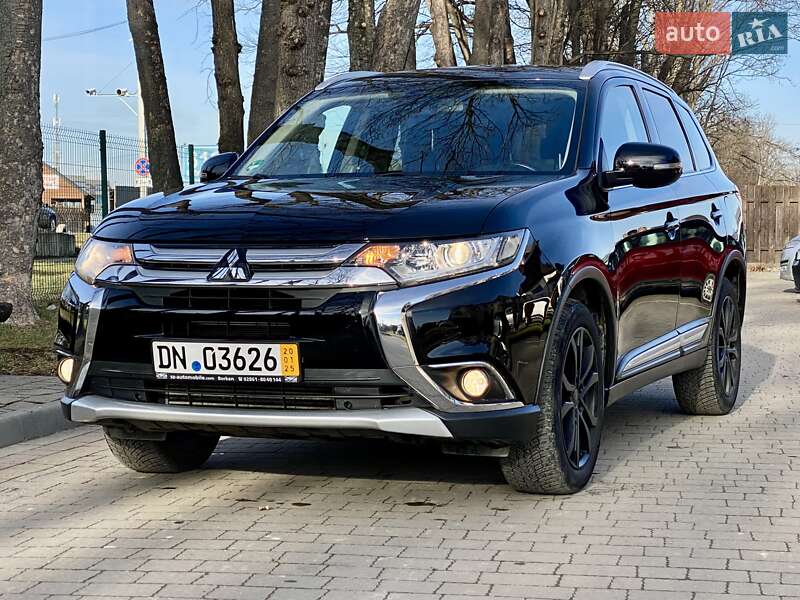 Позашляховик / Кросовер Mitsubishi Outlander 2016 в Стрию